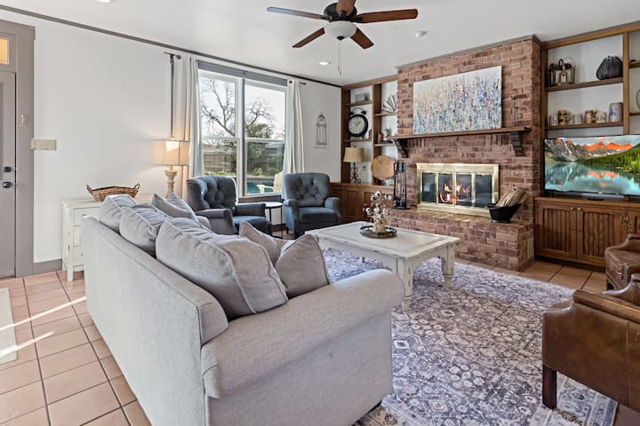 Spacious Home, 3 Blks To Main; Pool+fire Pit - Fredericksburg, TX