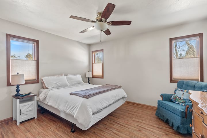 Chumba cha kulala cha malkia wa Kaskazini Magharibi, televisheni ya inchi 43 ya Roku, kabati la kujipambia, kiti cha kukaa, kabati, vivuli