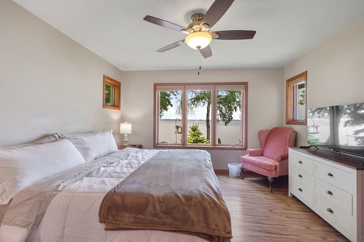 Chumba kikuu cha kulala, mwonekano wa ziwa, televisheni ya inchi 43 ya Roku, kabati la kujipambia, kiti cha kukaa