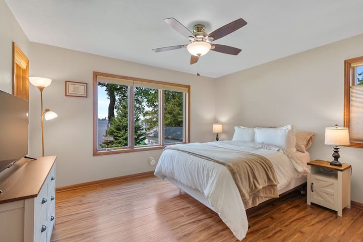 Chumba cha kulala cha malkia wa kusini magharibi, mwonekano wa ziwa la kusini, televisheni ya inchi 43 ya Roku, kabati la kujipambia, kabati