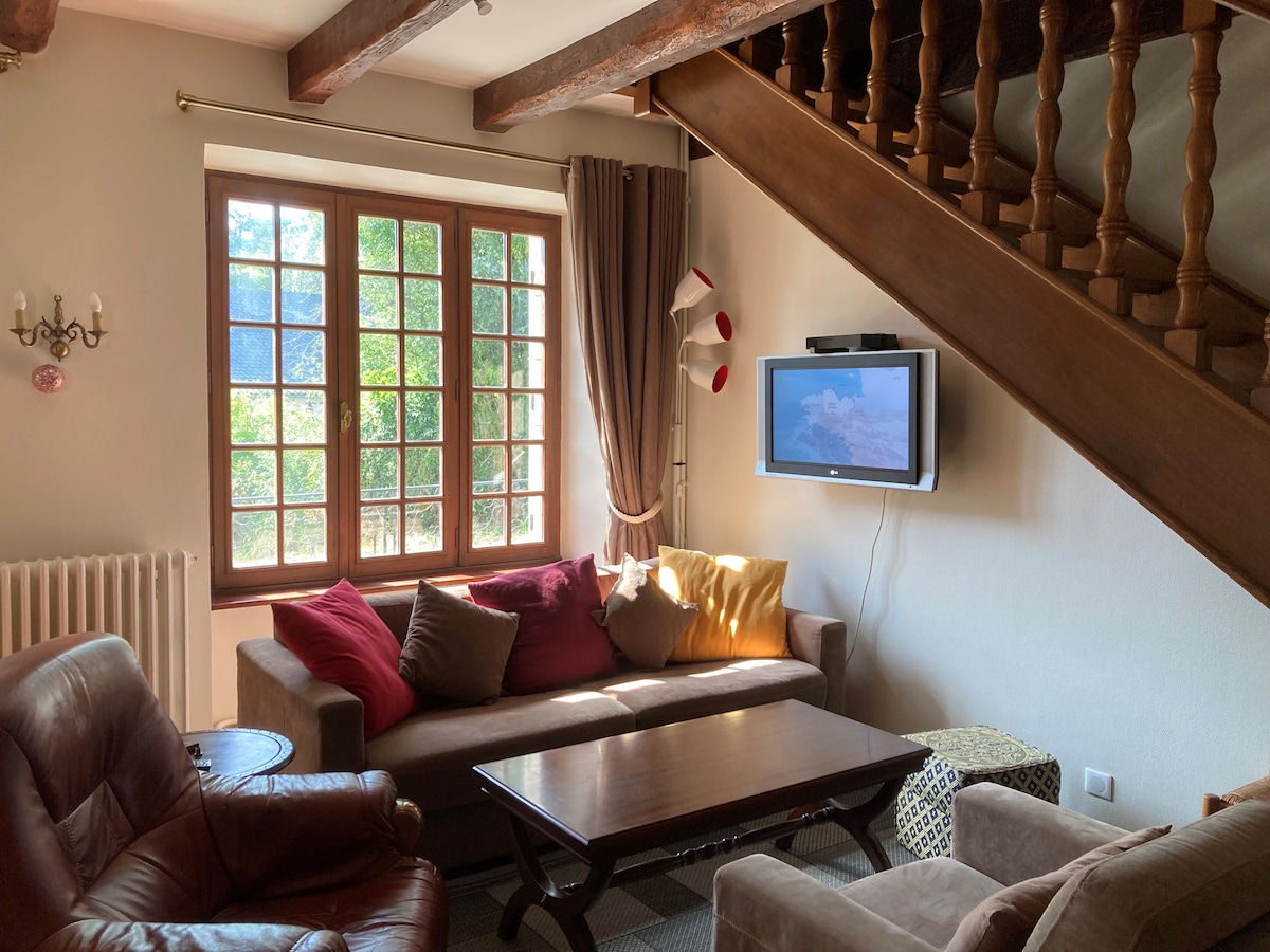 พื้นที่ห้องนั่งเล่นพร้อมเตียงโซฟาขนาด 1.60 ม. มีพูฟและเก้าอี้สตูล ม่านหนาและทึบแสงขนาดใหญ่  