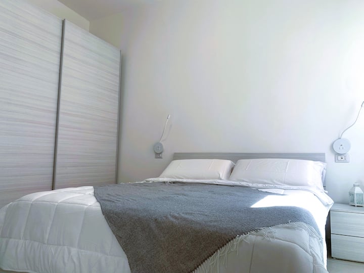 Mazingira ya starehe na yanayofanya kazi, yenye kabati la kuteleza lenye milango 2 lenye kabati la ndani na viango. Kwa starehe ya kiwango cha juu, chumba kina televisheni mahiri na kiyoyozi, kinachofaa kwa ajili ya kupumzika baada ya siku ya burudani.
