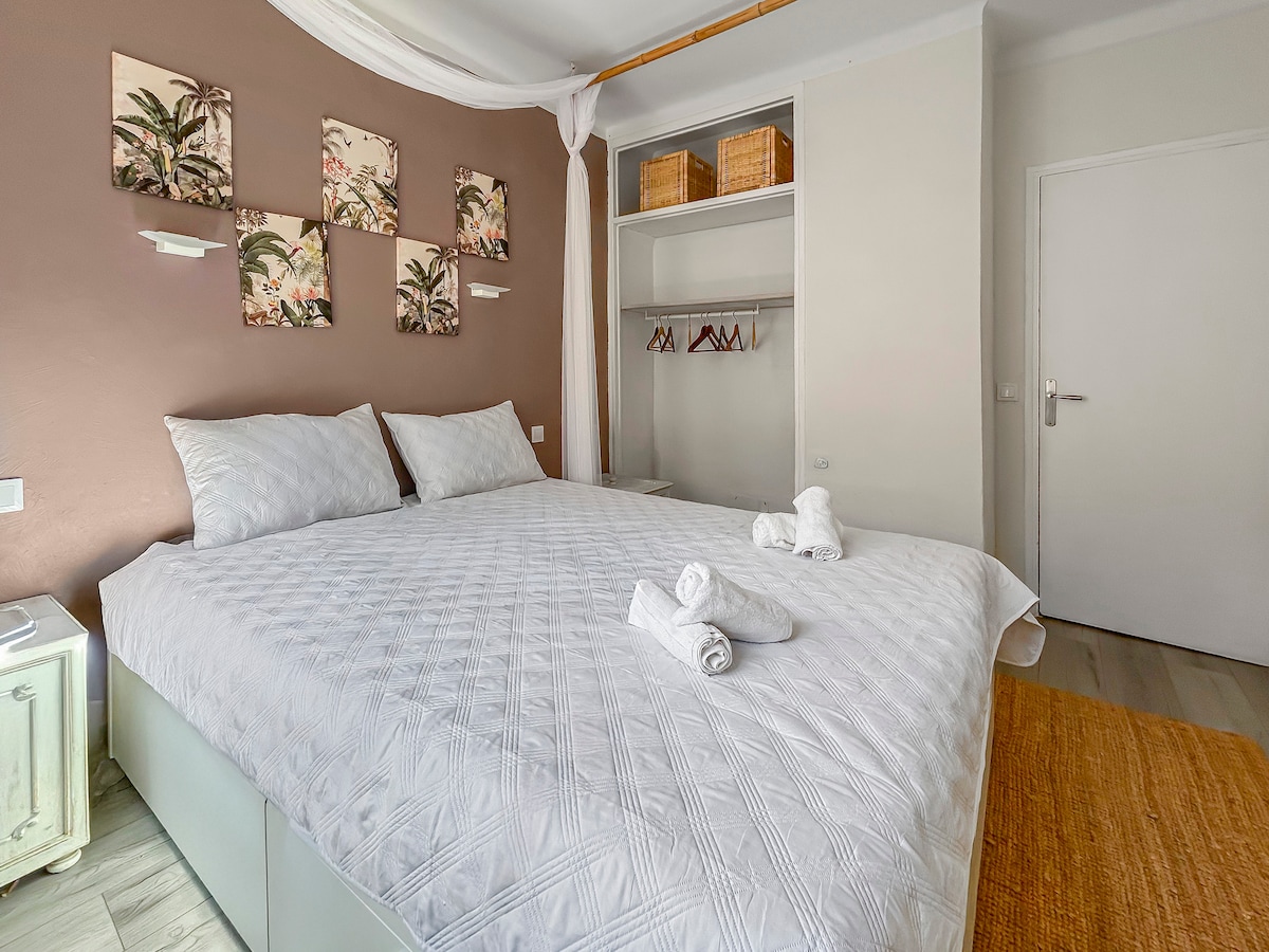 Das Zimmer zur Straße mit seinen praktischen Stauräumen