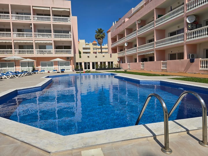 Monte Gordo Apt: Beach Walk, Pool, Parking, WiFi