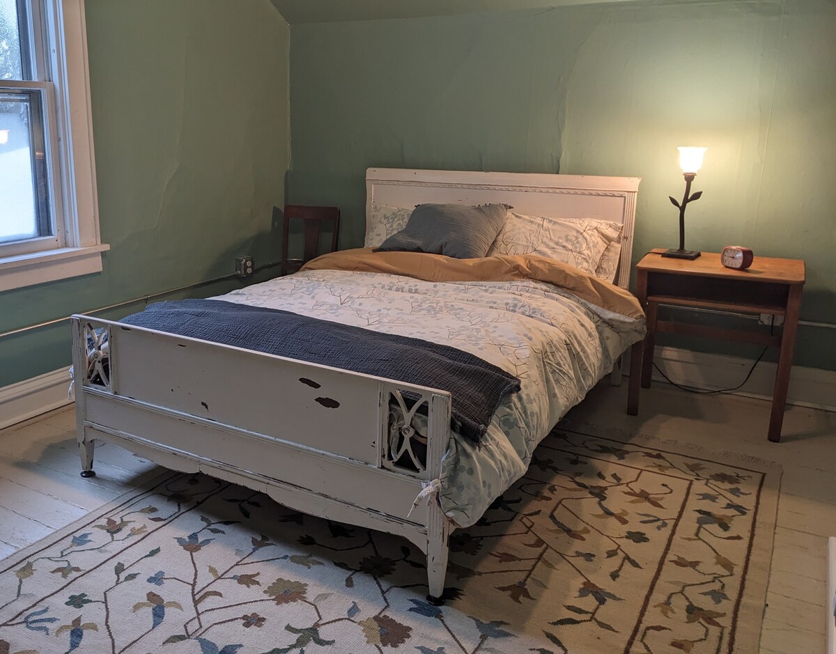 سرير بالحجم الكامل. 