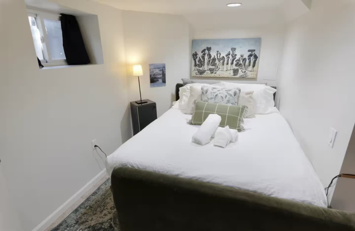 Დედოფლის ზომის საწოლი ახალი თეთრეულით, მშვიდი ძილისთვის
