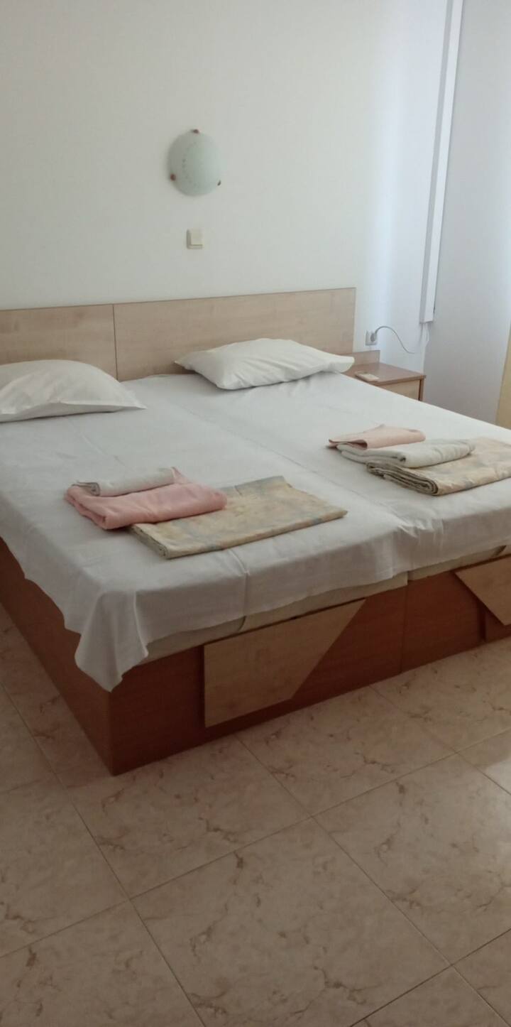 Спална соба со два единечни кревета распоредени како што е прикажано.