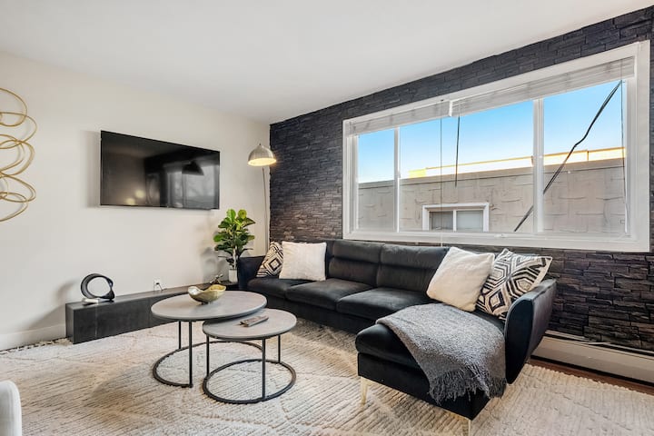 Ac| Near Downtown | 2 Bedroom Apartment | Parking - Calgary