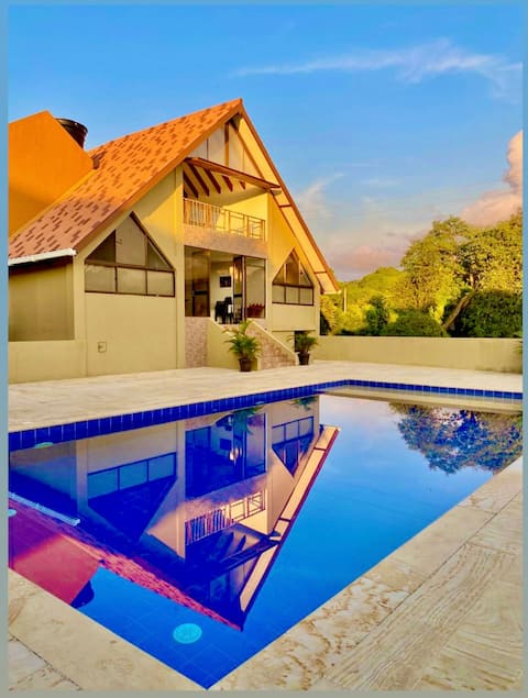 Top Airbnb: Anapoima Tropical Refuge House in El Colegio