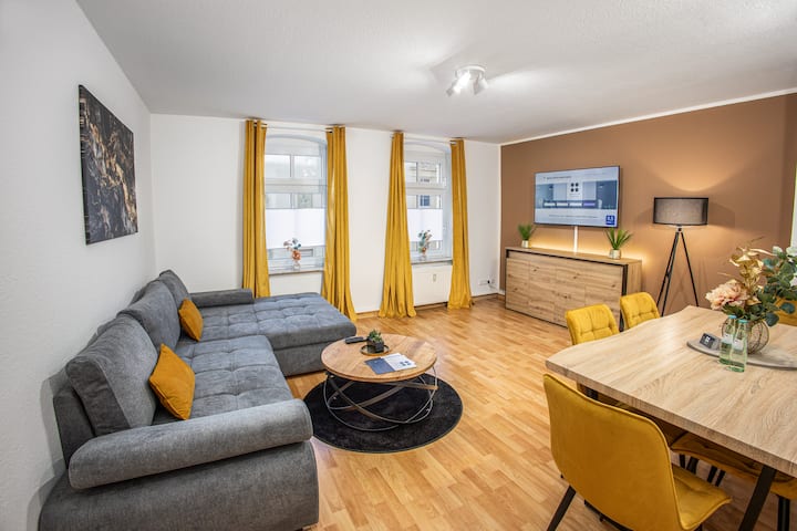 Уютната всекидневна ви кани да се отпуснете: на удобния диван (160 x 200 см) двама души могат удобно да спят или да се отпуснат. 55 - инчовият смарт телевизор осигурява най - доброто забавление.