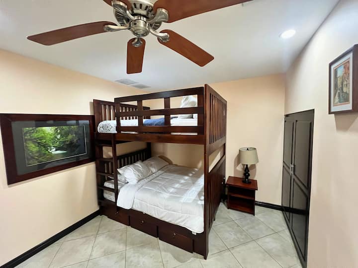 Დედოფლის ზომის ორსართულიანი საწოლები, რომლებიც დამზადებულია ჩილეს გამძლე ფიჭვით - იდეალურია ბავშვებისთვის, ზრდასრულებისთვის ან წყვილებისთვის. Დახვეწილი და კომფორტული საცხოვრებელი ჟაკოში ერთი დღის შემდეგ დასასვენებლად.