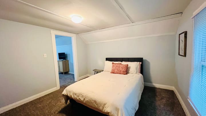 Спална соба бр. 4 на горниот кат - кревет со целосна големина 
Имајте предвид дека во моментов оваа спална соба е отворена кон другата спална соба на горниот кат - во моментов нема врата. 