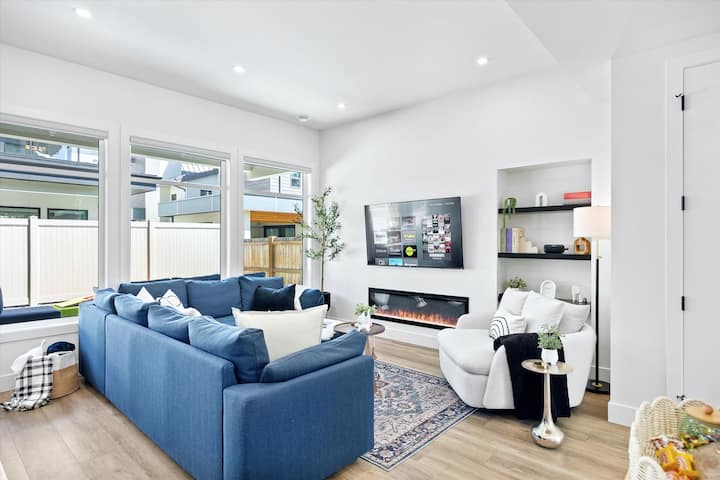 Luxurious 4br Beach Retreat W/ Backyard & Balcony - 彭蒂克頓