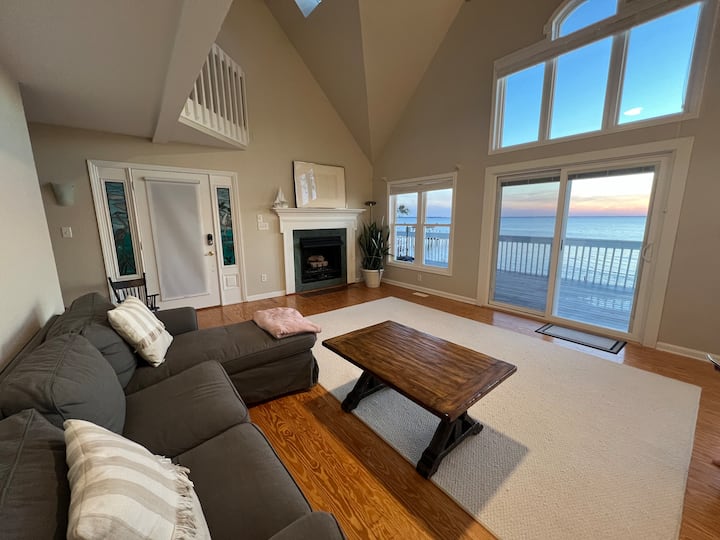 Televisheni ya 48" iliyofichwa na mfumo wa sauti wa Hi-Fi wenye spika na subwoofer bora zaidi. Unganisha muziki wako na usikie katika ghorofa hii na inayofuata na pia kwenye sitaha. Ni bora kwa ajili ya machweo, kuchoma nyama au kukaa tu kwenye sitaha.