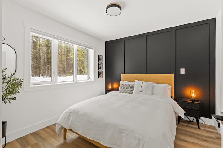 ห้องนอนหลักมีเตียงควีนไซส์ที่อบอุ่นและสะดวกสบายและตู้เสื้อผ้าขนาดใหญ่