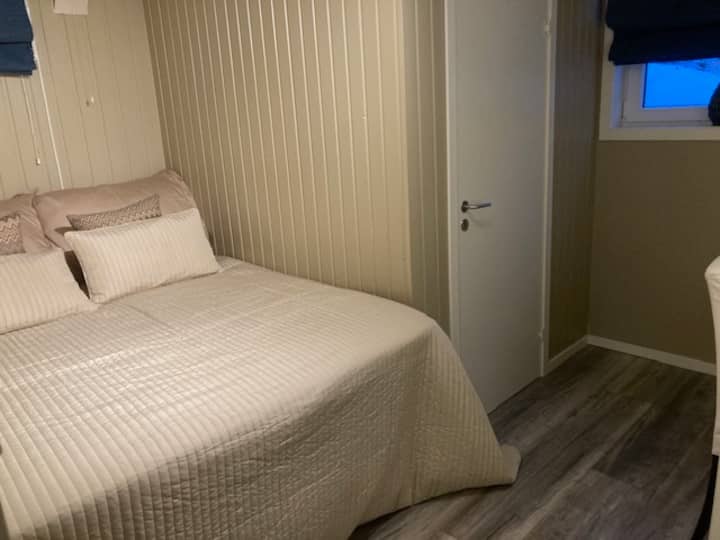 מיטה זוגית ופינת עבודה בחדר שינה 1