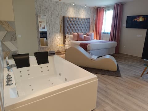 Suite with Jacuzzi and Extra Large Bed 1