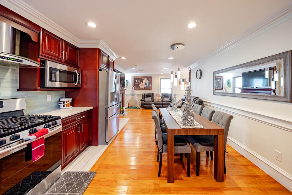 Chic 3BR & 2BA Quincy House w Balcony, Garden, Laundry & Pet Friendly 383 — photo 1