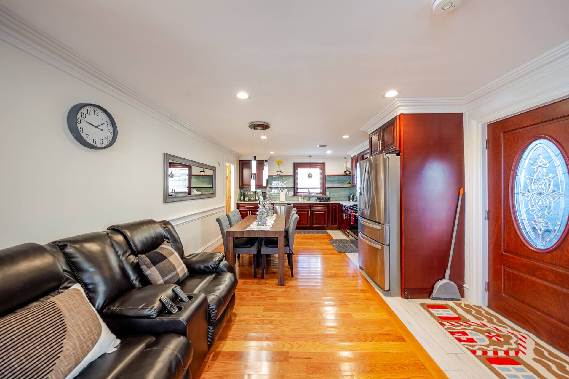 Chic 3BR & 2BA Quincy House w Balcony, Garden, Laundry & Pet Friendly 383 — photo 4