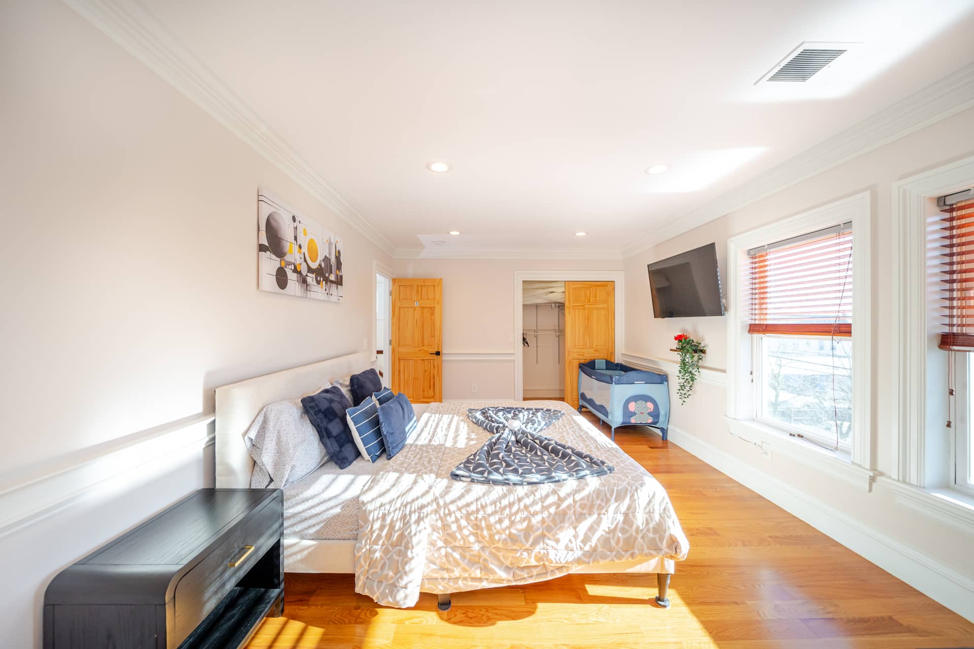 Chic 3BR & 2BA Quincy House w Balcony, Garden, Laundry & Pet Friendly 383 — photo 3