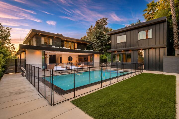 Luxury 6BR Beverly Hills Villa w/ Pool & Views gallery image 2