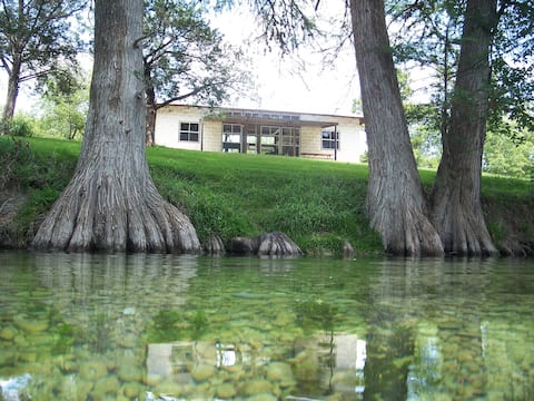 Relaxing Cabin on the Sabinal River