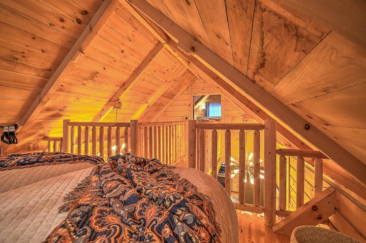 Este dormitorio loft abierto secundario con capacidad para dos personas está conectado por una pasarela al dormitorio principal cerrado. 