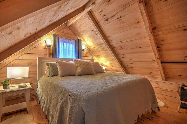 El dormitorio principal es una habitación loft cerrada.  Con su propia unidad de calefacción y refrigeración, cómoda, armario abierto, wifi, estación de carga y TV.  La ropa de cama premium y las cortinas oscuras de la habitación ofrecen una noche de descanso. 