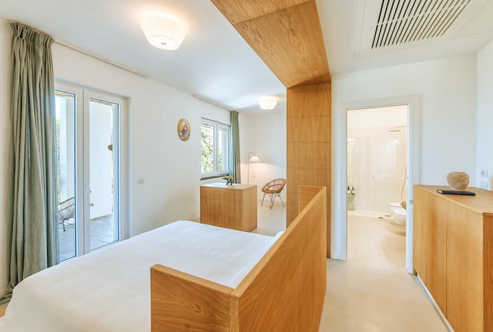 La chambre est directement reliée à la salle de bain, offrant confort et commodité pendant le séjour.