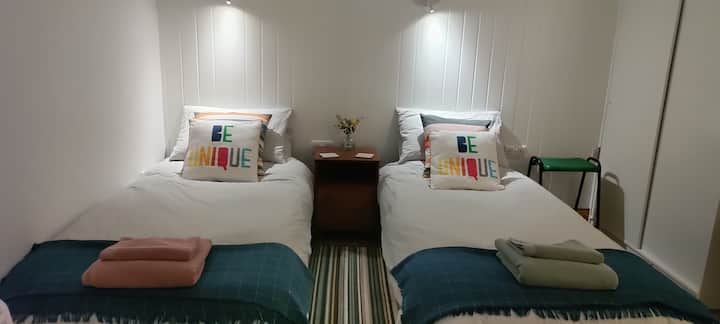 Kreveti za dvije osobe imaju hipoalergenske poplune (koje preferiraju obitelji s djecom), jedan jastuk od poliestera i jedan jastuk od perja. U ormaru se nalaze dodatni jastuci od poliestera. Paplani od perja dostupni su na zahtjev.