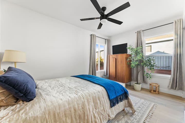 Ყველა საძინებელს აქვს გამოყოფილი კარადა და დამატებითი კარადის სივრცე. 