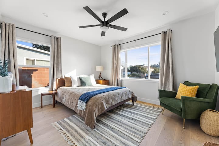 Მთავარი საძინებელი ორადგილიანი საწოლით, სააბაზანოთი და შესასვლელი კარადით. Სმარტ-ტელევიზორი არის 45". 