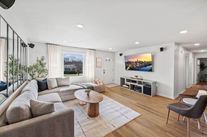 FUN Ranch Retreat~Private Deck & Yard~10 Min to DT