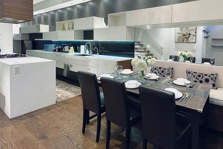 Chic 3BR w/ Parking, King Bed, Full Kitchen, Wifi