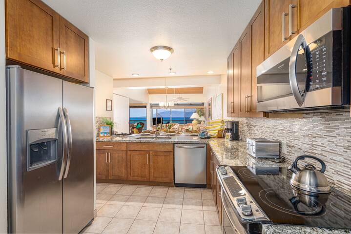 Stunning Oceanfront Penthouse gallery image 4