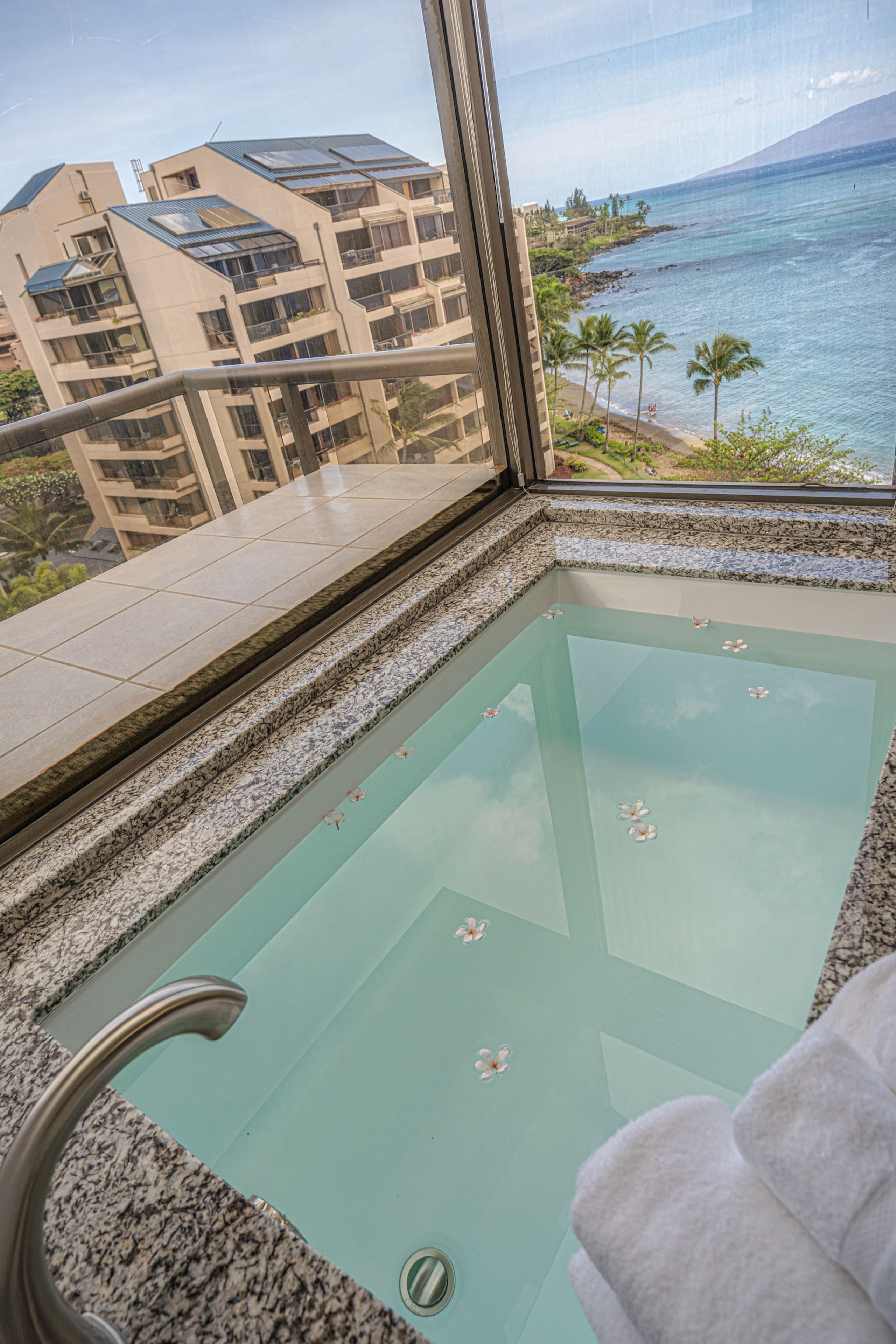 Condo in Lahaina · ★4.92 · 3 bedrooms · 6 beds · 3 baths - Image 30