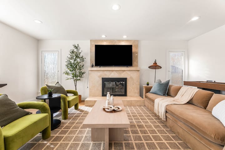 Karibu kwenye nyumba yako ya LA! Unapoingia, unasalimiwa kwa sebule yenye hewa safi
iliyojaa taa za asili, ikijaza na machaguo yetu mahiri lakini ya kifahari ya fanicha - kama vile Los Angeles! Bila shaka utaipenda hapa.  