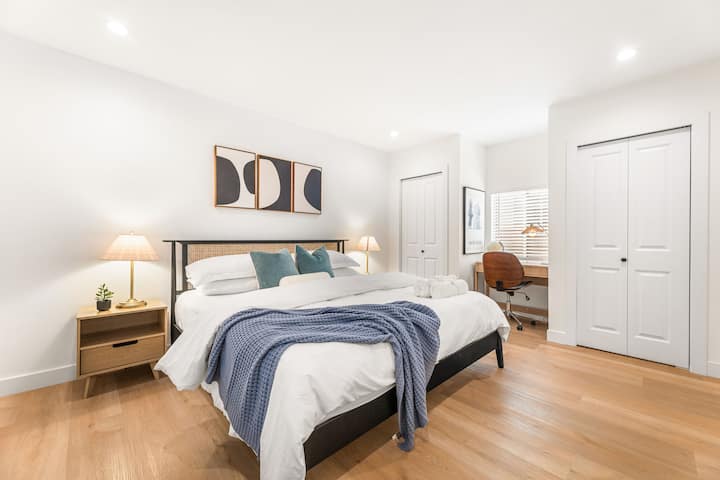 Master Bedroom #1: One King bed with a dedicated workplace

Je, unahitaji kufanya kazi ukiwa safarini? Chumba hiki cha kulala kina dawati lililotengwa kwa ajili ya wageni wetu wenye bidii. 
