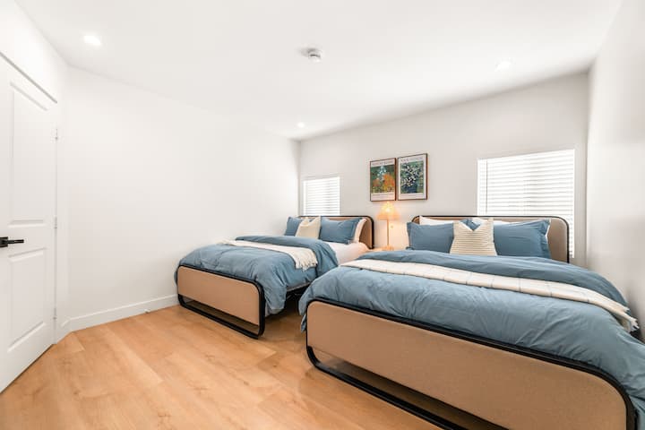 Chumba cha kwanza cha kulala: Chumba cha kulala kilichohamasishwa na karne ya kati kilicho na vitanda viwili vya starehe vya Queen. 
Endelea na sherehe yako ya kulala usiku na ufurahie chumba cha kulala chenye starehe lakini chenye nafasi kubwa pamoja na chumba cha kulala chenye malkia maradufu.  