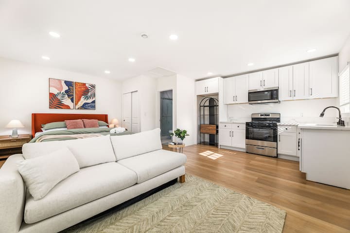 Chumba chetu cha kulala cha 4 ni chumba cha starehe kilicho mbali na nyumba kuu. Ni kamili kwa wale wanaotafuta kufurahia faragha zaidi ili kupumzika mbali na shughuli nyingi za kikundi. Wakati mwingine sehemu ndogo ya kibinafsi ndiyo unayohitaji!