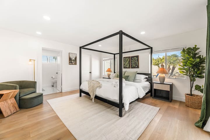 Master bedroom #2 - One King bed 
Chumba kikuu cha kulala #2 kina rangi za kijani kibichi. Tulikusudia kukuletea mazingira tulivu na ya kupumzika ili upumzike baada ya siku ndefu. 
Chukua kitabu na upumzike katika sehemu yako ya kusoma! 