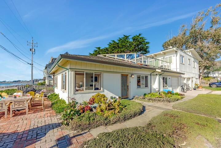 OcEaNfRoNt Retreat with Breathtaking Ocean Views gallery image 2