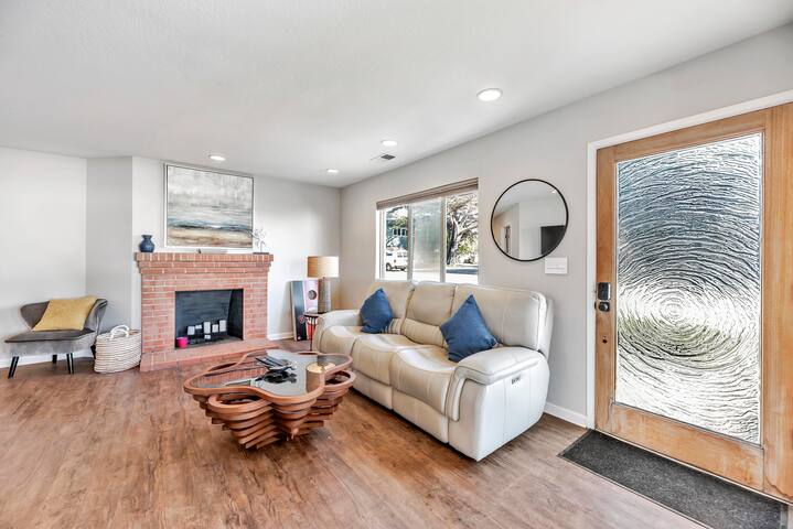 OcEaNfRoNt Retreat with Breathtaking Ocean Views gallery image 3