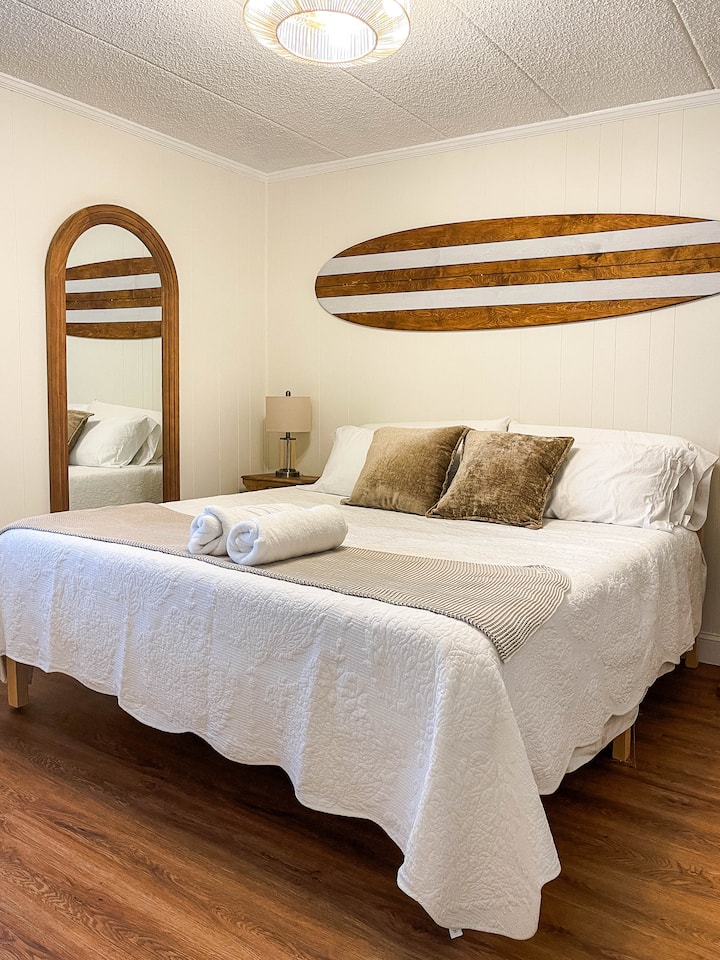 Détendez-vous avec style avec un lit King Size super confortable, des draps frais et une décoration côtière apaisante : votre retraite privée après une journée au bord de l'océan.