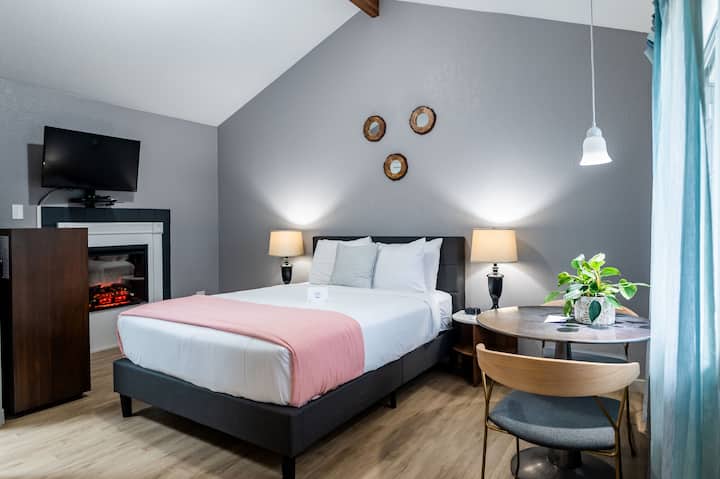 Deluxe Queen In Cannon Beach - Close To Beach - Cannon Beach, OR