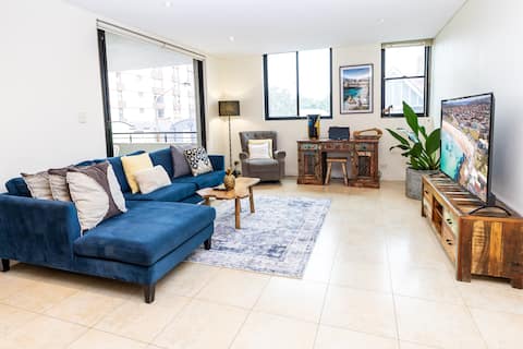 Bright & Spacious 2 BDR w/ Pool Parking Balcony AC