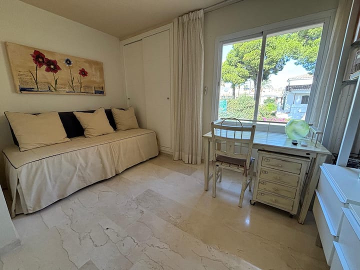 Soba s dva velika zasebna kreveta. Zona de studio o trabajo. Privatna kupaonica. Televizija. 