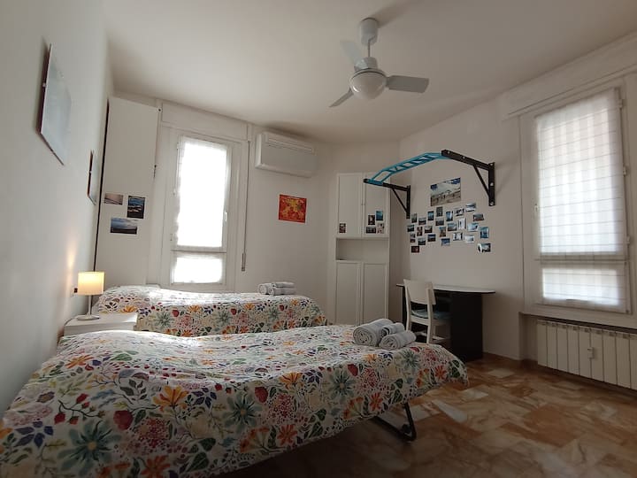 Habitación doble espaciosa y luminosa