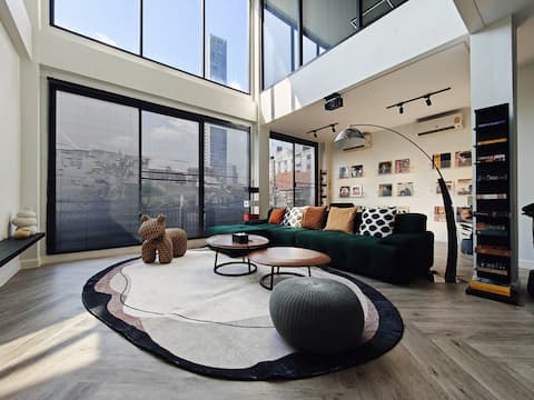 Spacious 4BR Home: 5.5 Beds 110" HD Projector WiFi