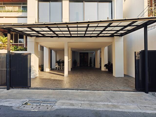 4-story modern art villa Free WiFi Netflix gallery image 5